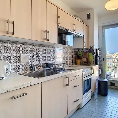 Two-bed Sea View 100 Meters To The Beaches In